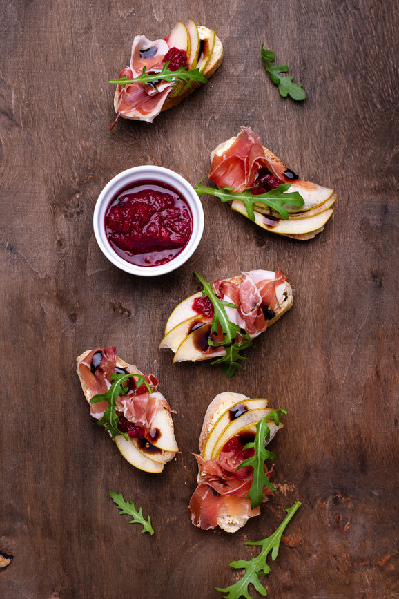 Bruschetta so prosciuttom, čerešňovým chutney a ricottou Agrofarma